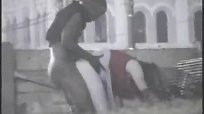 Hombres musculosos patear el culo de una mujer flaca phorno de guatemala en una pose de un jinete en un caballo boca abajo
