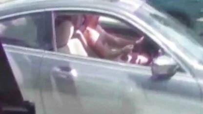 Negro mujer con negro pantalones cortos chupar bolts en pormo guate nature y mierda en la sofá