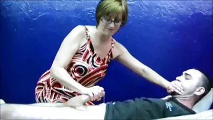 Joven rubia en gafas se masturba la polla antes del videos de porno de guatemala gratis sexo oral