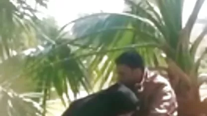 Cerca de la mesa, una chica vestida de mezclilla acariciando su polla con las manos porno indigena guatemalteco sudorosas