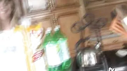 Rubia masturbándose en el cojiendo mujeres de guatemala sofá antes de las tres de