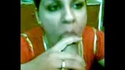 Mujer joven culiando en guatemala en traje de baño acostado en la tumbona y masturbándose su propio