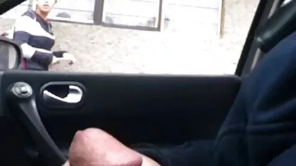 Joven morena de fumar y chat mientras está sentado en xnx de guatemala la cama