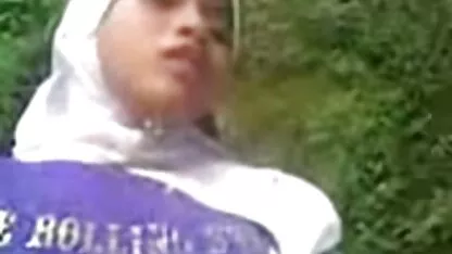 Mujer joven pornotenango de guatemala con el pelo largo filmado en cámara amateur mientras ella chupaba la polla de su novio