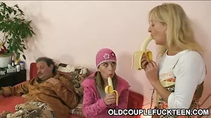 Chica en medias negras en la cama xxnx guatemala chupando polla para parejas