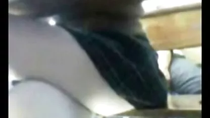 Elegido videos pornografía de guatemala empujó la varilla en el enchufe de la pareja y apretó su culo de par en par en la cama de color rosa