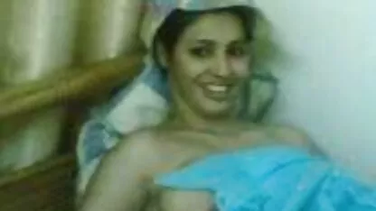 Morena tetona posando en traje de látex pornografia de nebaj