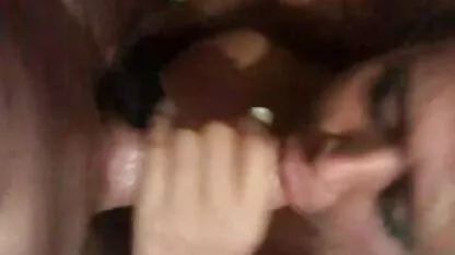 Chica tatuada en aceite folla en la vagina cerca de las chicas de guatemala cojiendo escaleras