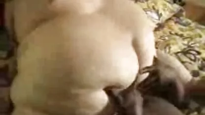 Un chico escupe en pornos guatemala el culo de una madre con un ancho de rollo y un tatuaje en su mano