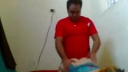 El hombre puso su polla en un videos fornos de guatemala apretado cliente en la parte superior de la mesa de masaje