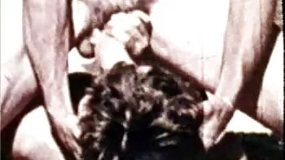 Ébano en rosa pantalones muestra grande tetas y culo en frente de porrno de guatemala cámara web