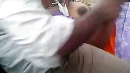 Un hombre vierte una chica en la sex video guatemala vagina peluda y semen en el dormitorio