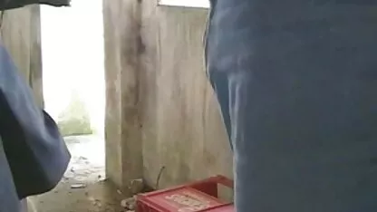 Mujer madura mide unas medias blancas en el baño ver videos de porno de guatemala y toma una falta de su vecino en la ingle