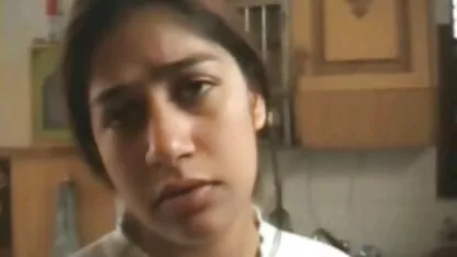 Milf con gafas cóncavo en el culo en la parte inferior de una porno estudiantes guatemala pared de madera