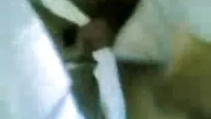 Amiga follada novia en pantalones morados con estilo perro pornografia huehuetenango en el sofá blanco