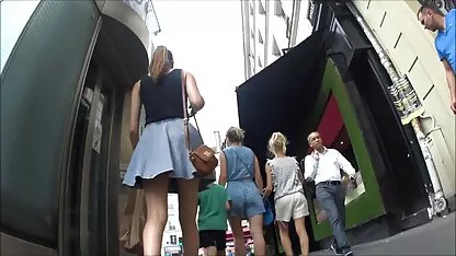 Dos hombres jóvenes viendo a una mujer rubia sexo en guatemala videos en el sofá
