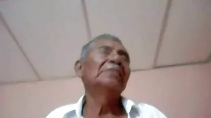 Asiática con coño peludo vigorosamente golpeando video porno de guatemala en la oficina con el Hombre