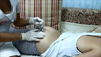 Cortadora de césped atornillar a la rubia en el agujero anal en el porno de guatemala video sofá