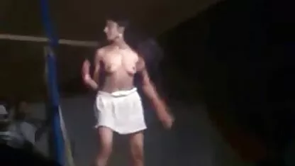 La chica con calcetines azules cerró los ojos y se conectó con los vecinos que no se cortaron porno tipico de guatemala