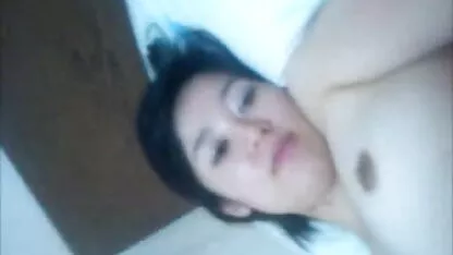 Nina El va a follar en el sofá con un hombre barbudo bronceado xnnx guatemala después de una mamada