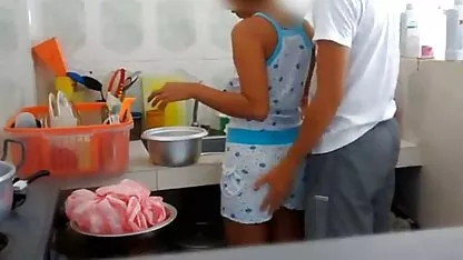 Pelirroja esposa video de sexo guatemala acariciando su amante durmiendo con la pluma en la cama