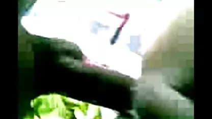Chica con consolador grande culo en frente de cámara web en la suelo porno de quiche con corte