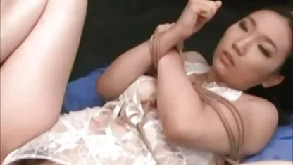 Tres lesbianas pornografía del quiché mierda cada otro con la gigante strapon en coño y culo