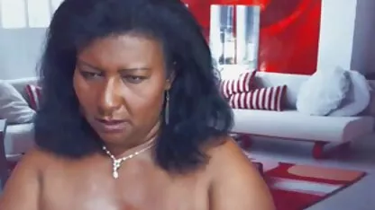 Latina MILF en amarillo traje xnnx guatemala de baño se folla a un hombre en una casa