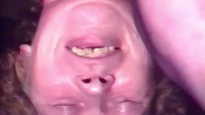 Máquina de sexo follada morena viejo hombre dentro de la vagina en el sofá porno en vivo guatemala