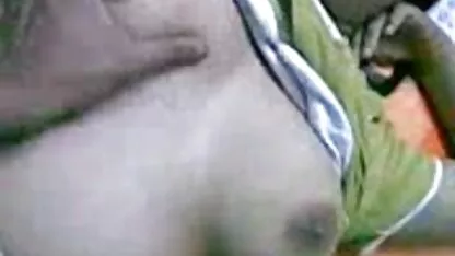 Mujer joven riego con un sombrero jugado delante de la webcam con sus colegialas desnudas de guatemala tetas
