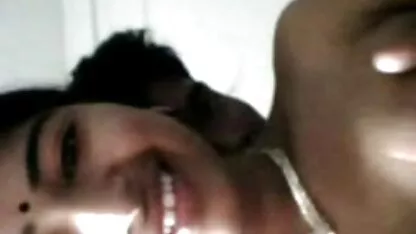 Estudiante con xporno guatemala grandes pendientes en sus oídos da un
