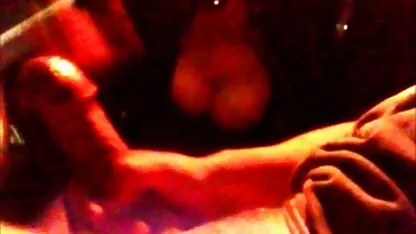Morena se acaricia a sí misma en la sala porno indigena de quiche de estar delante de la webcam
