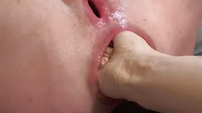 Una chica es flaca con el pelo corto en la cama empujando un juguete videos caseros de guatemala xxx de goma en dos agujeros