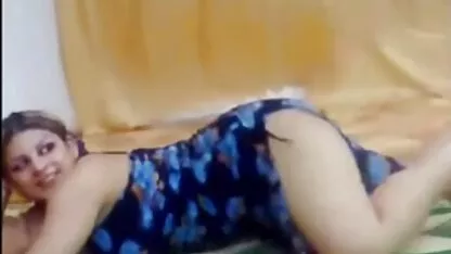 Asiático Delgado se sienta Con Peludo video x de guatemala Vagina en la cara de la pareja en el Piso Cerca de el sofá