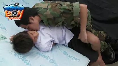 colorido camiseta asiática mujeres indijenas de guatemala cojiendo verde acariciando pareja pene con los pies