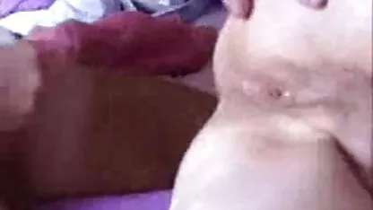Hombre follando videos guatemala porno a una madre rusa en ropa negra cerca de la mesa del comedor