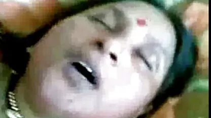 Chica se masturba el culo con un consolador en el sofá guatemala pornografia blanco delante de la webcam