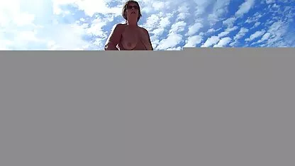 Hunk guate xxx videos en camisa azul arrancó a una chica en la vagina en la cama