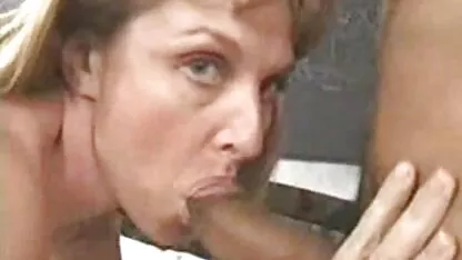 Sentada en el suelo, la chica estaba chupando guate xxx video y montando un pene grande