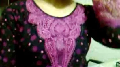 Madre en pantalones negros imaginar sexo con un mujeres de guatemala cojiendo en el monte hombre y los dedos.
