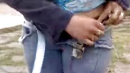 Una chica porno en vivo guatemala con un tatuaje en su estómago acariciando su boca seleccionada con su boca y disfrutando de cunnilingus