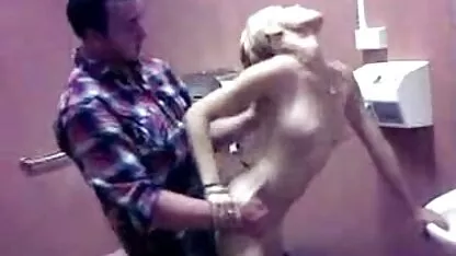 Un amigo que está ansioso por tener sexo con una pormo guate chica tetona cerca del bar