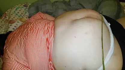 Una pareja golpea el trasero de una mujer que es gorda con un tatuaje en su estómago xnxx huehuetenango en el dormitorio