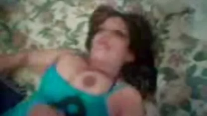El hombre vierte cojiendo guatemala semen en la cara de una chica en una silla de cuero