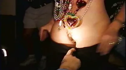 Sexy Rubia posa video sex guatemala en el banco, la eliminación de la ropa erótica